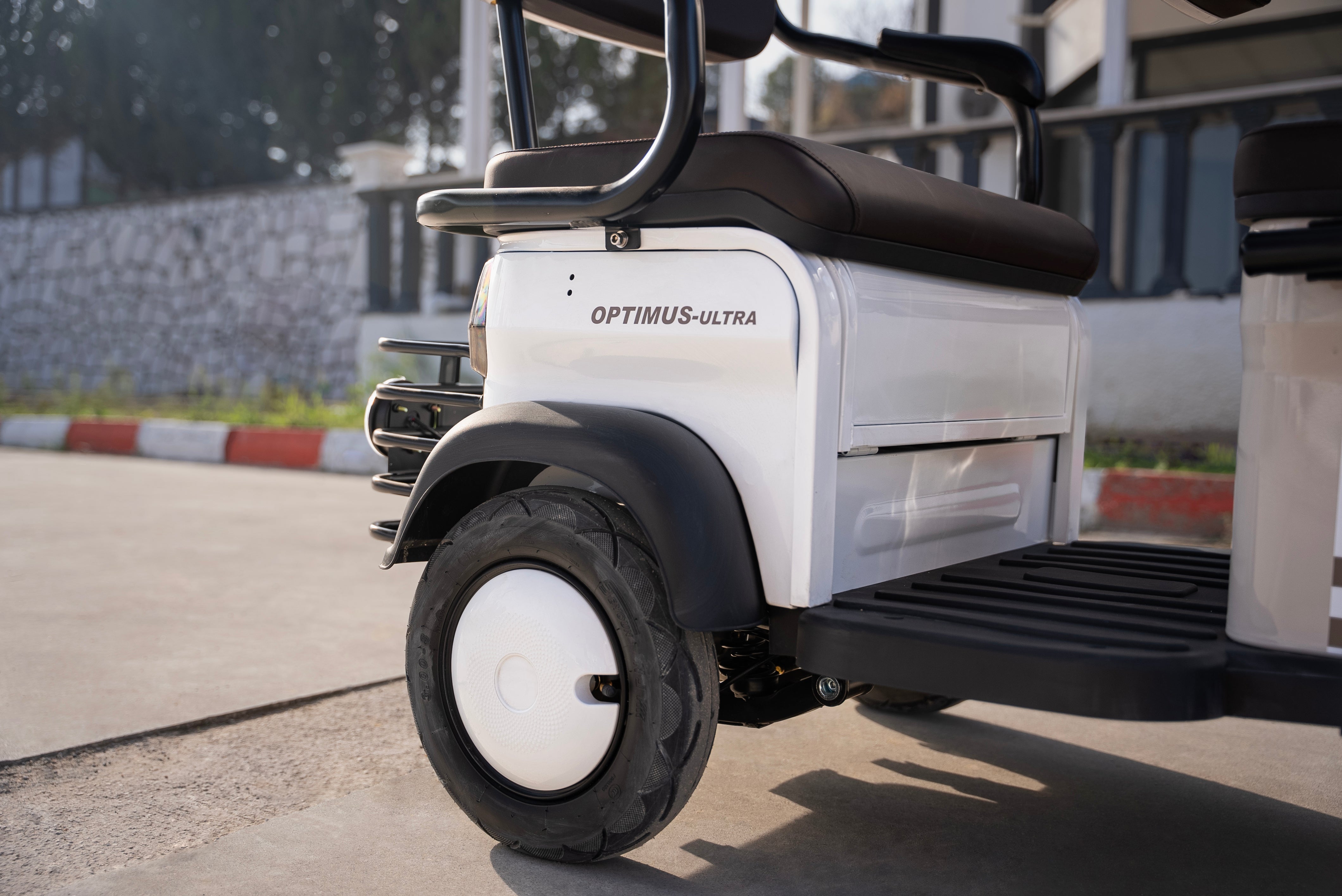Tricicletă electrică Kuba Optimus Ultra cu cabină Max 1300W 72V 20Ah, fără permis , omologat RAR, 3 persoane